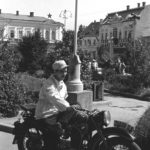 BV1_35_5001-motociclist în centrul Făgărașului, anii 1950